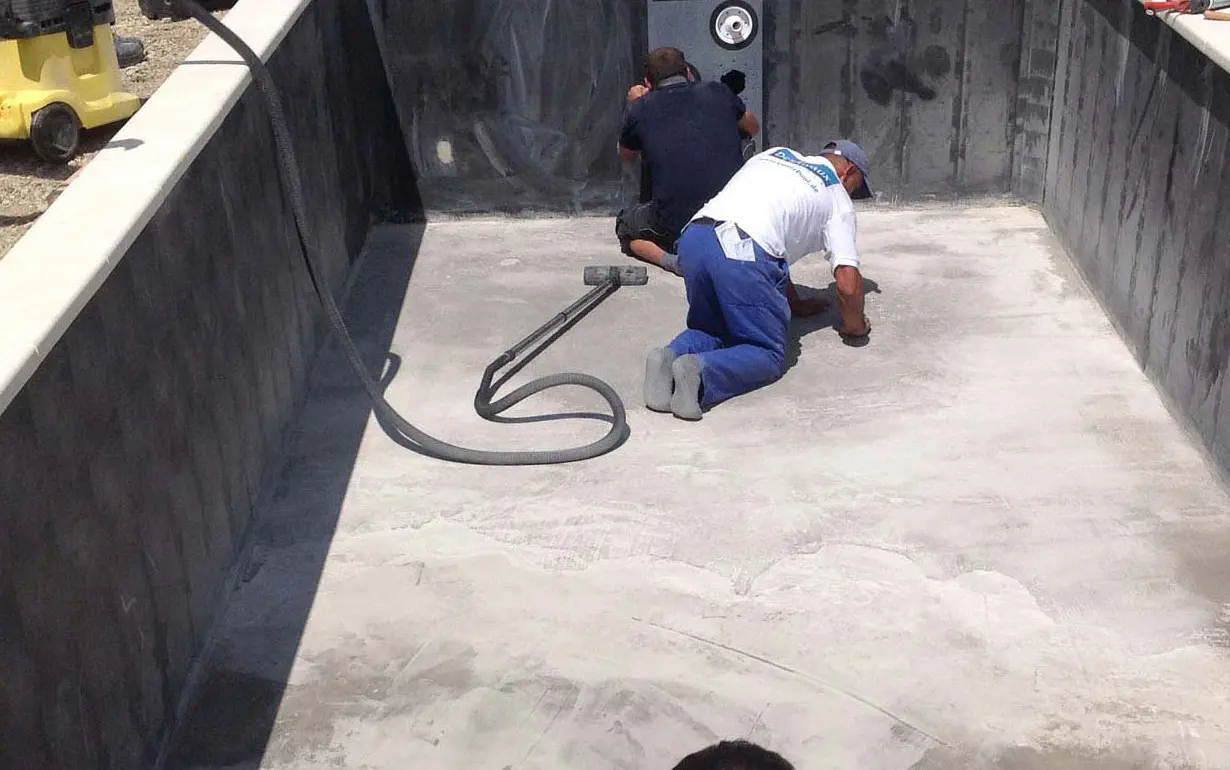 Säuberung der Bodenplatte Swimmingpool Bregenz